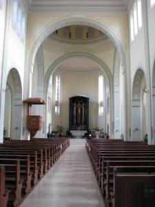 Quelle: „Mannheim-Wohlgelegen-St-Bonifatius-Kirche-Innenraum“ von Frank - Eigenes Werk. , https://commons.wikimedia.org/wiki/File:Mannheim-Wohlgelegen-St-Bonifatius-Kirche-Innenraum.jpg#/media/File:Mannheim-Wohlgelegen-St-Bonifatius-Kirche-Innenraum.jpg, CC BY-SA 3.0 über Wikimedia Commons -